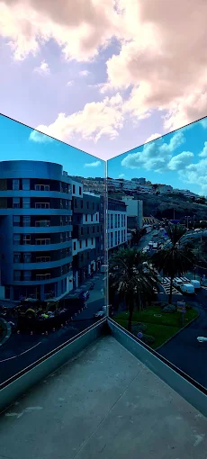 Barandilla de cristal reflejando el entorno urbano